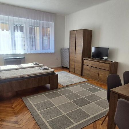 Downtown Studio Apartman Pécs Exterior foto
